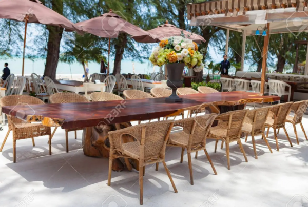 Cafe dengan area duduk yang dilengkapi dengan kursi pantai